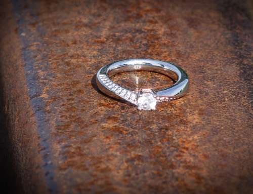 Verlobungsring auf Bahnschiene